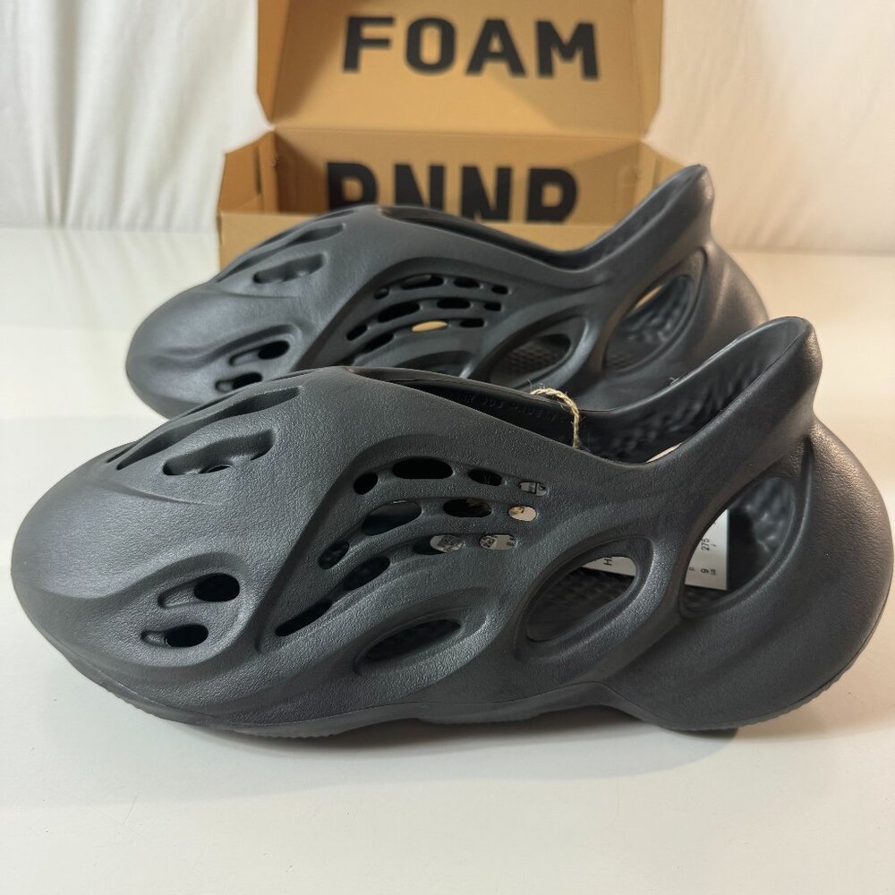 Adidas Yeezy Foam RNR Onyx Mens Size 9 NEW in Box